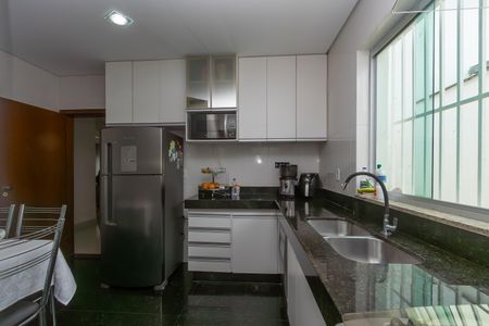 Casa à venda com 360m², 3 quartos e 5 vagas Casa à venda com 360m², 3 quartos e 5 vagasCozinha