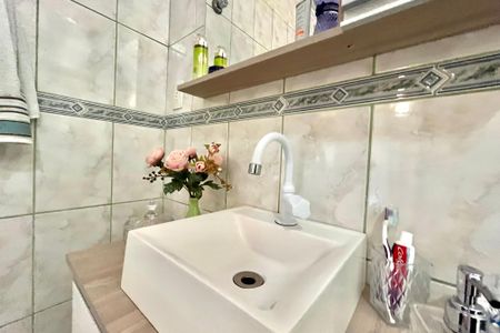 Casa à venda com 100m², 4 quartos e 1 vaga Casa à venda com 100m², 4 quartos e 1 vagaBanheiro