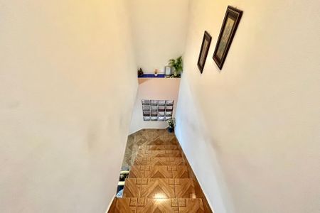 Casa à venda com 100m², 4 quartos e 1 vaga Casa à venda com 100m², 4 quartos e 1 vagaEscada