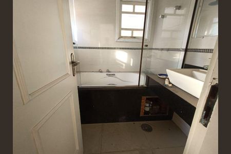 Casa à venda com 4 quartos, 300m² em Jardim das Vertentes, São Paulo