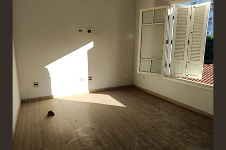 Casa à venda com 4 quartos, 300m² em Jardim das Vertentes, São Paulo