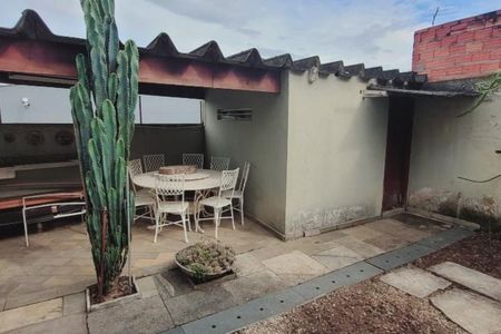 Casa à venda com 215m², 4 quartos e 4 vagas