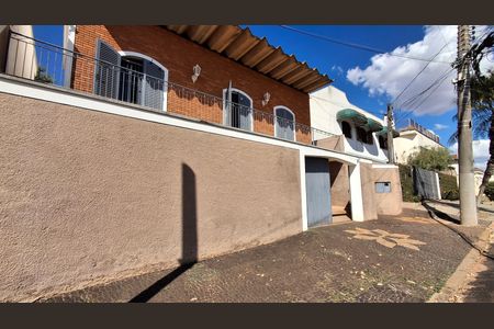 Casa à venda com 260m², 3 quartos e 3 vagasFachada