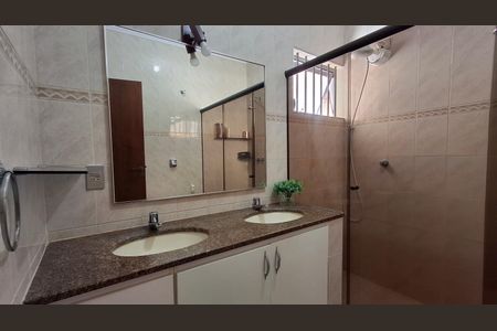 Casa à venda com 260m², 3 quartos e 3 vagasBanheiro