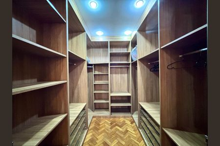 Apartamento à venda com 110m², 2 quartos e 1 vaga Apartamento à venda com 110m², 2 quartos e 1 vagaCloset da Suíte