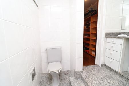 Casa à venda com 450m², 5 quartos e 4 vagasBanheiros da Semi Suíte 1 e 2