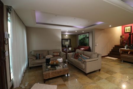 Casa à venda com 450m², 5 quartos e 4 vagasSala