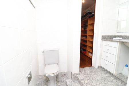 Casa à venda com 450m², 5 quartos e 4 vagasBanheiros da Semi Suíte 1 e 2