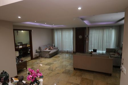 Casa à venda com 450m², 5 quartos e 4 vagasSala