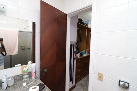 Casa à venda com 450m², 5 quartos e 4 vagasBanheiro da Suite 1