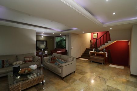 Casa à venda com 450m², 5 quartos e 4 vagasSala