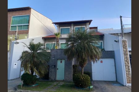 Casa à venda com 450m², 5 quartos e 4 vagas Casa à venda com 450m², 5 quartos e 4 vagasFachada