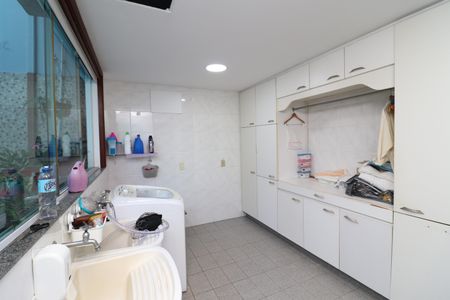 Casa à venda com 450m², 5 quartos e 4 vagasLavanderia