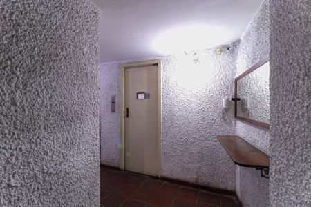 Apartamento à venda com 70m², 2 quartos e sem vaga Apartamento à venda com 70m², 2 quartos e sem vagaHall social