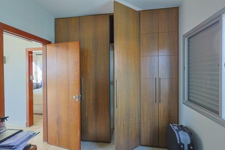 Apartamento à venda com 220m², 4 quartos e 2 vagas Apartamento à venda com 220m², 4 quartos e 2 vagasEscritório