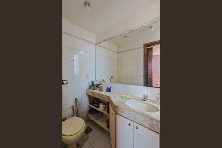 Apartamento à venda com 220m², 4 quartos e 2 vagas Apartamento à venda com 220m², 4 quartos e 2 vagasBanheiro da Suíte 1