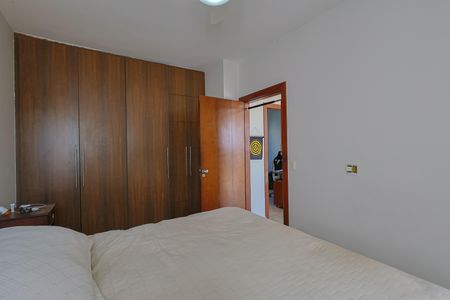Apartamento à venda com 220m², 4 quartos e 2 vagas Apartamento à venda com 220m², 4 quartos e 2 vagasSuíte 2