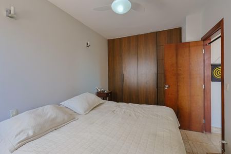 Apartamento à venda com 220m², 4 quartos e 2 vagas Apartamento à venda com 220m², 4 quartos e 2 vagasSuíte 2