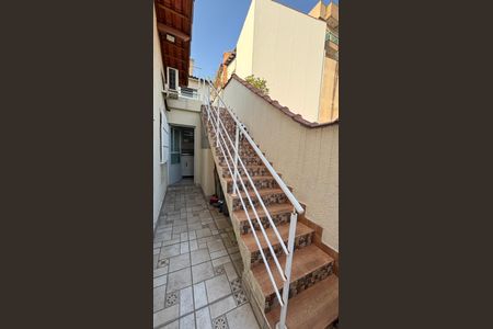 Casa à venda com 191m², 3 quartos e 3 vagas Casa à venda com 191m², 3 quartos e 3 vagasEscada
