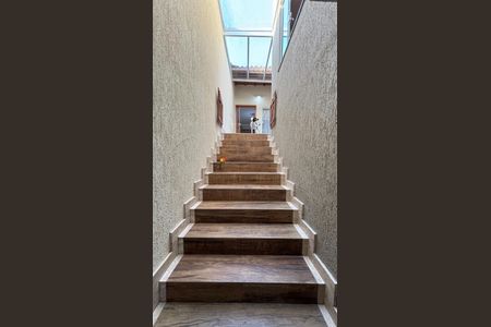 Casa à venda com 191m², 3 quartos e 3 vagas Casa à venda com 191m², 3 quartos e 3 vagasEscada