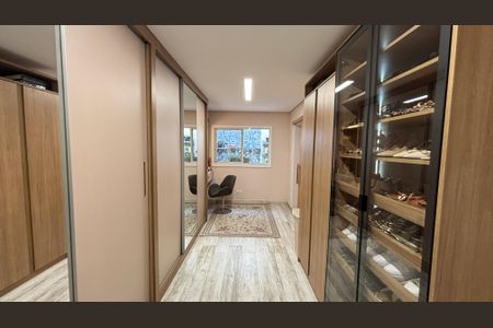 Casa à venda com 191m², 3 quartos e 3 vagas Casa à venda com 191m², 3 quartos e 3 vagasCloset da Suíte 2