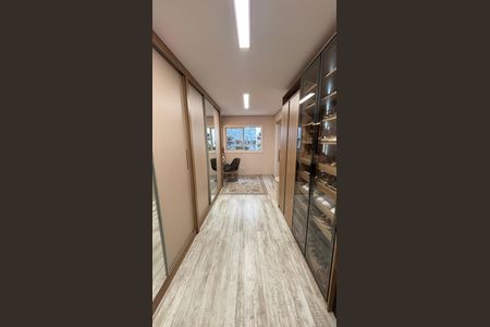 Casa à venda com 191m², 3 quartos e 3 vagas Casa à venda com 191m², 3 quartos e 3 vagasCloset da Suíte 2