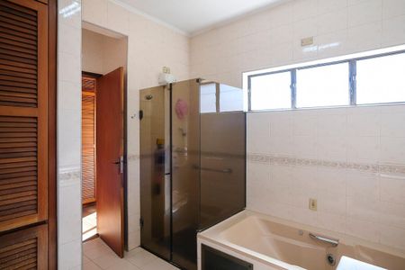 Casa à venda com 456m², 4 quartos e 5 vagasBanheiro da suíte 1