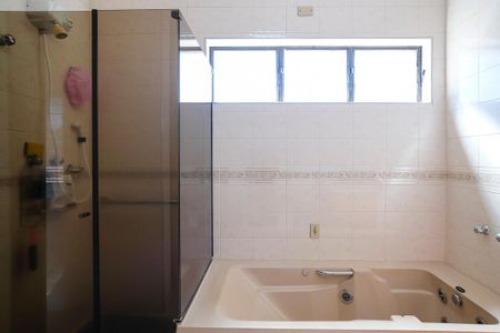 Casa à venda com 456m², 4 quartos e 5 vagasBanheiro da suíte 1