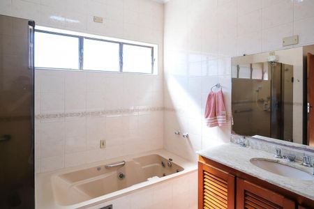 Casa à venda com 456m², 4 quartos e 5 vagasBanheiro da suíte 1