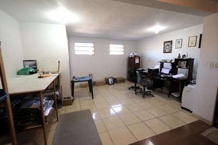 Casa à venda com 160m², 2 quartos e 2 vagas Casa à venda com 160m², 2 quartos e 2 vagasPorão