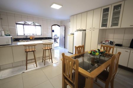 Casa à venda com 160m², 2 quartos e 2 vagas Casa à venda com 160m², 2 quartos e 2 vagasCozinha