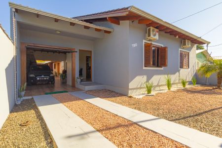 Casa à venda com 160m², 4 quartos e 2 vagas Casa à venda com 160m², 4 quartos e 2 vagasGaragem e Fachada