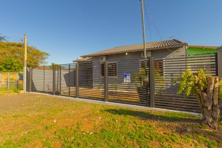 Casa à venda com 160m², 4 quartos e 2 vagas Casa à venda com 160m², 4 quartos e 2 vagasFachada