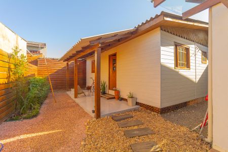 Casa à venda com 160m², 4 quartos e 2 vagas Casa à venda com 160m², 4 quartos e 2 vagasFachada da casa de Fundos