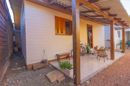 Casa à venda com 160m², 4 quartos e 2 vagas Casa à venda com 160m², 4 quartos e 2 vagasFachada da casa de Fundos