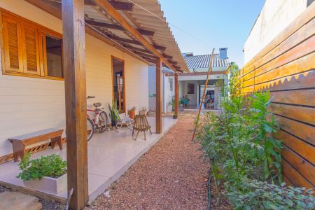 Casa à venda com 160m², 4 quartos e 2 vagas Casa à venda com 160m², 4 quartos e 2 vagasFachada da casa de Fundos