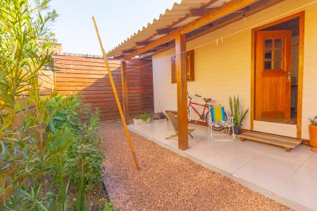 Casa à venda com 160m², 4 quartos e 2 vagas Casa à venda com 160m², 4 quartos e 2 vagasFachada da casa de Fundos