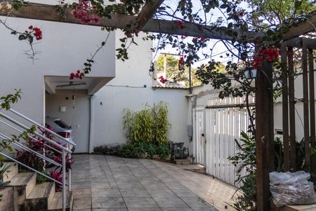 Casa à venda com 320m², 4 quartos e 4 vagas Casa à venda com 320m², 4 quartos e 4 vagasEntrada