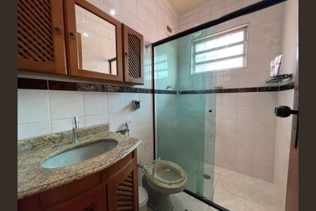Casa à venda com 349m², 5 quartos e 4 vagas Casa à venda com 349m², 5 quartos e 4 vagasBanheiro 2