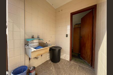 Casa à venda com 349m², 5 quartos e 4 vagas Casa à venda com 349m², 5 quartos e 4 vagasÁrea de Serviço