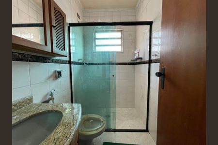 Casa à venda com 349m², 5 quartos e 4 vagas Casa à venda com 349m², 5 quartos e 4 vagasBanheiro 2