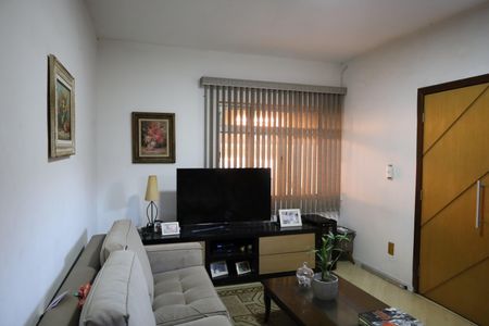 Casa à venda com 140m², 2 quartos e 2 vagasSala