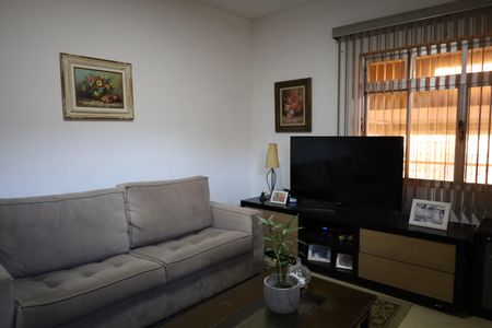 Casa à venda com 140m², 2 quartos e 2 vagasSala