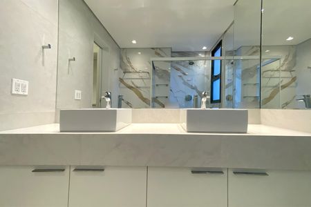 Apartamento para alugar com 150m², 3 quartos e 4 vagas Apartamento para alugar com 150m², 3 quartos e 4 vagasBanheiro da Suíte 1