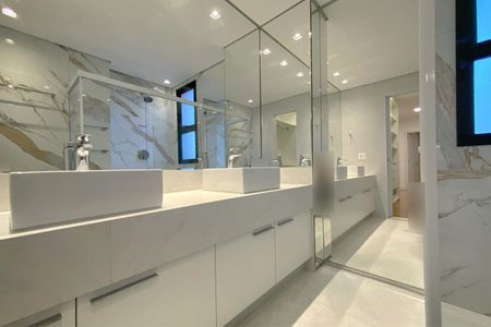 Apartamento para alugar com 150m², 3 quartos e 4 vagas Apartamento para alugar com 150m², 3 quartos e 4 vagasBanheiro da Suíte 1