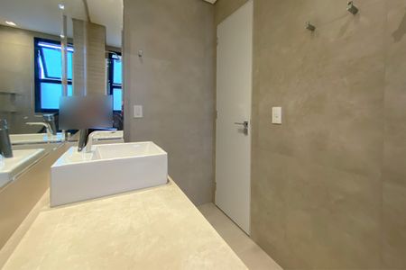 Apartamento para alugar com 150m², 3 quartos e 4 vagas Apartamento para alugar com 150m², 3 quartos e 4 vagasBanheiro da Suíte 2