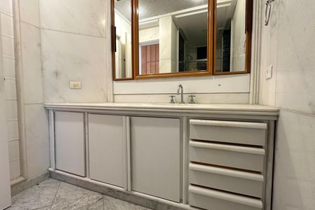 Apartamento à venda com 272m², 4 quartos e 2 vagas Apartamento à venda com 272m², 4 quartos e 2 vagasBanheiro da Suíte 01