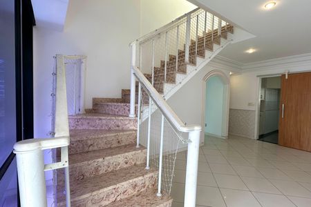 Apartamento à venda com 272m², 4 quartos e 2 vagas Apartamento à venda com 272m², 4 quartos e 2 vagasEscada