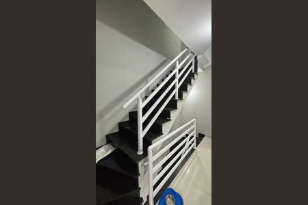 Casa à venda com 145m², 2 quartos e 1 vaga Casa à venda com 145m², 2 quartos e 1 vagaEscada