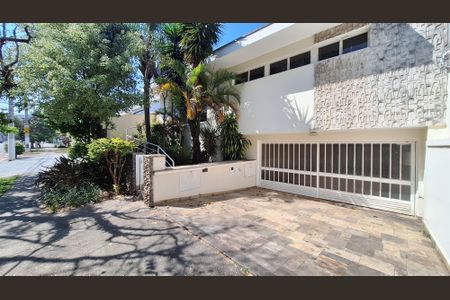 Casa à venda com 208m², 2 quartos e 4 vagas Casa à venda com 208m², 2 quartos e 4 vagasFachada